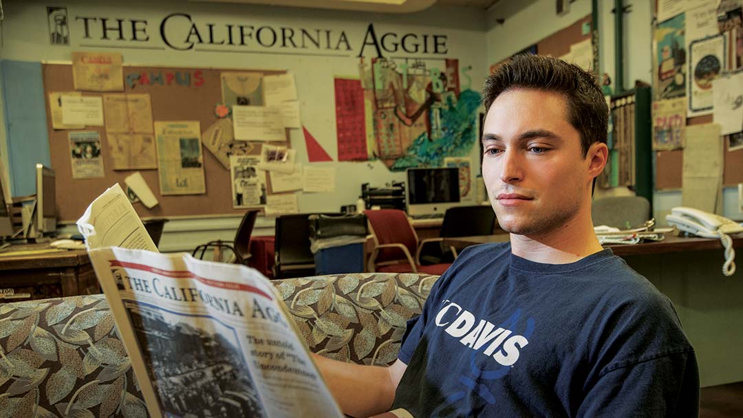 20160902_aggie_9043 Man reading The California Aggie