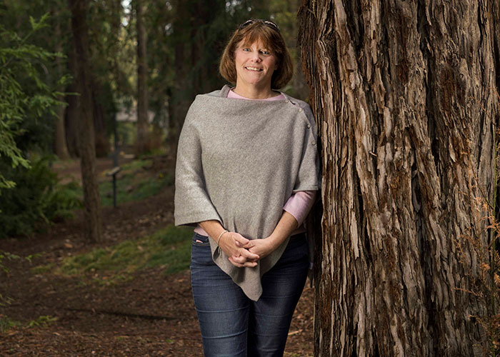 Beth-Foraker-700x500 Beth Foraker by a redwood tree