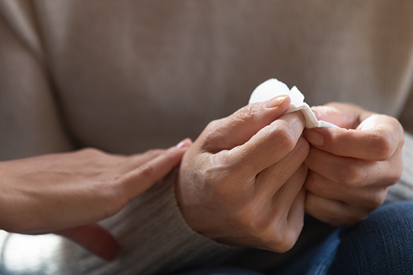 Postvention-inset Hands holding tissue
