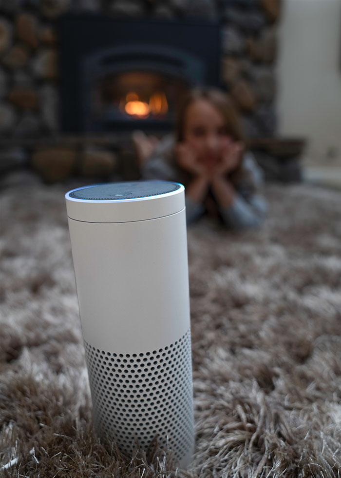 alexa-08969 Photo: A girl has a conversation with Alexa