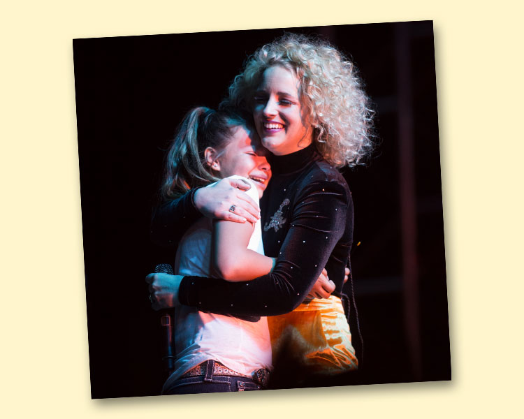 cam-uc-davis-clovis-rodeo-hugs-fan Cam hugs a girl onstage