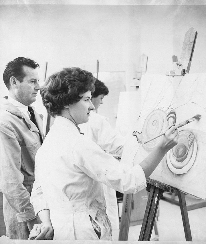 wayne-thiebaud-class-1960s-uc-davis Photo: a man helps a woman with a painting