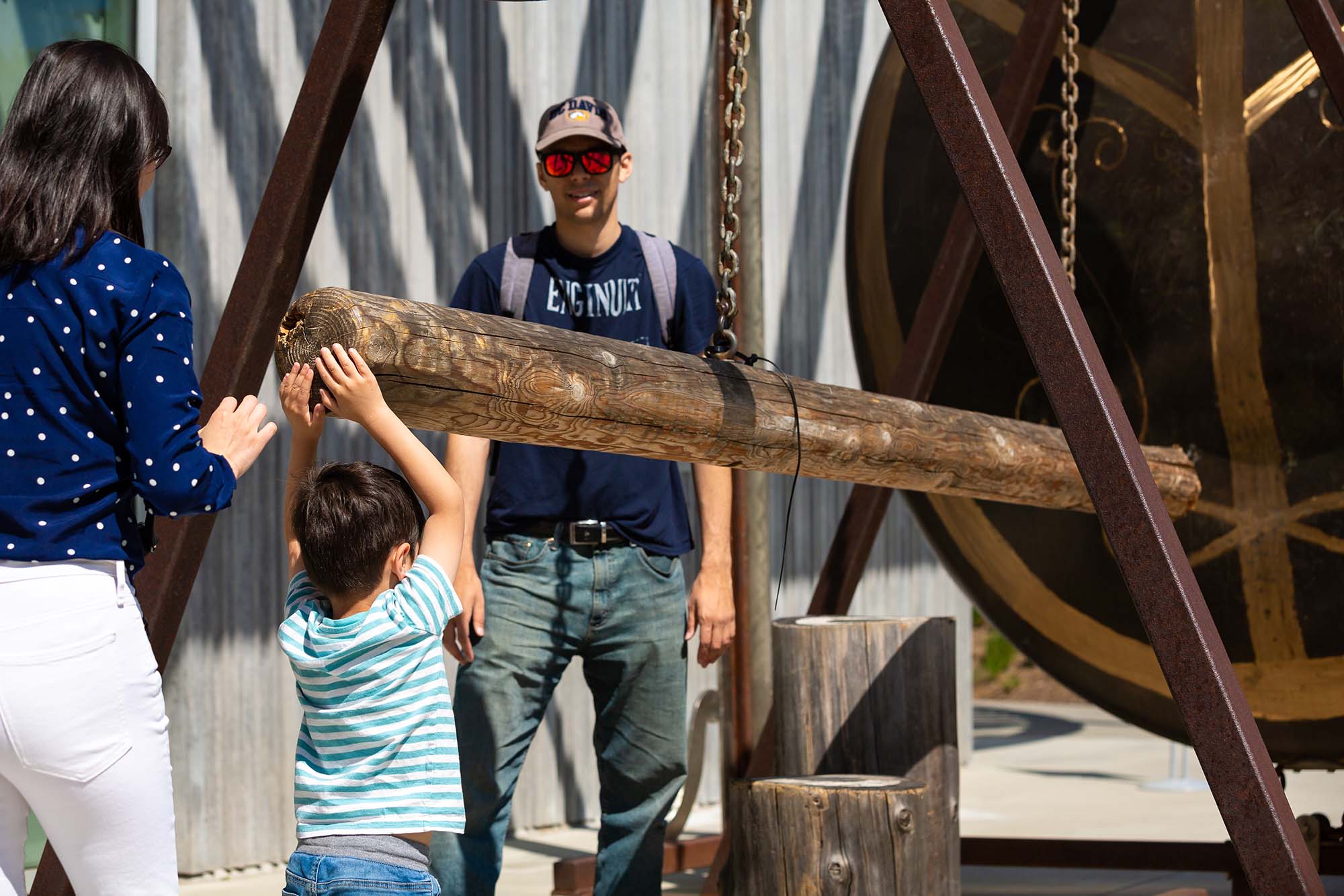Family rings Gong sculpture