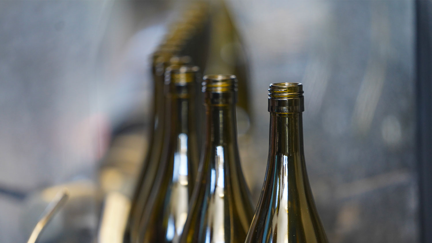 Halsey Bottling demonstrates its mobile wine bottling process to UC Davis students. (Karin Higgins/UC Davis)