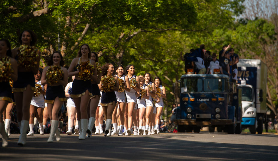 Cheer team in parade, in the sun