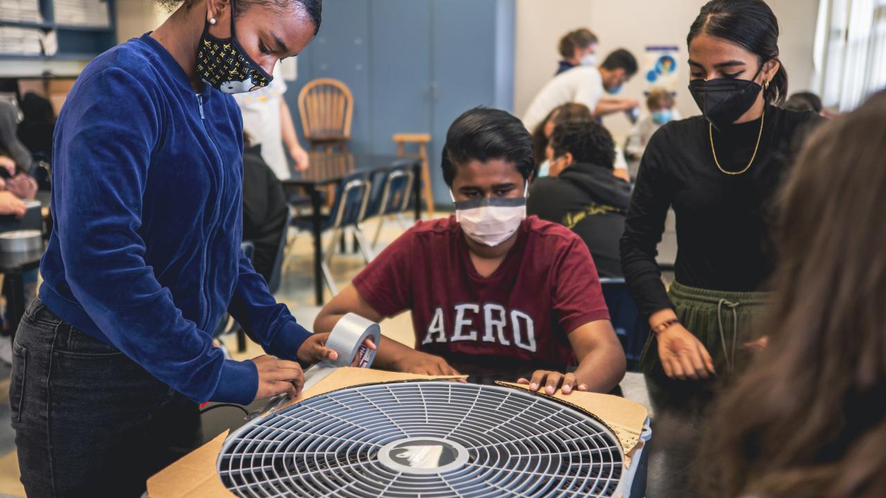 Junior high students construct air purifier in a classroom 