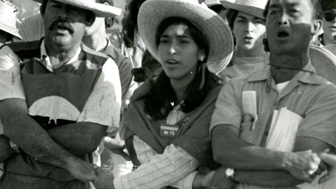 Old black-and-white photo of labor workers