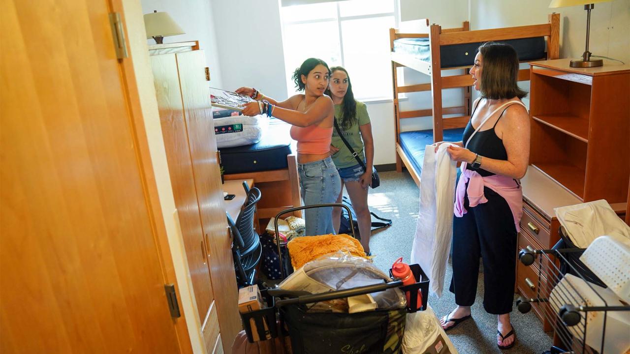 Student moves into dorm