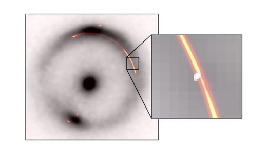 At left, a ring of black dots with a central stippled dot. Lining one side of the ring is a white/red band. To right, an expanded insert shows a tiny pinch in the red/white band.