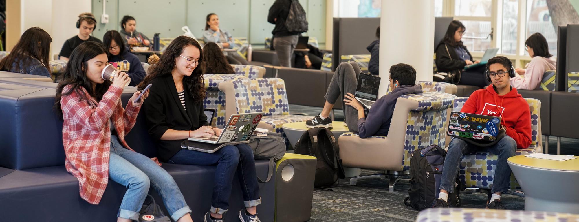students eating lunch and studying in the memorial union