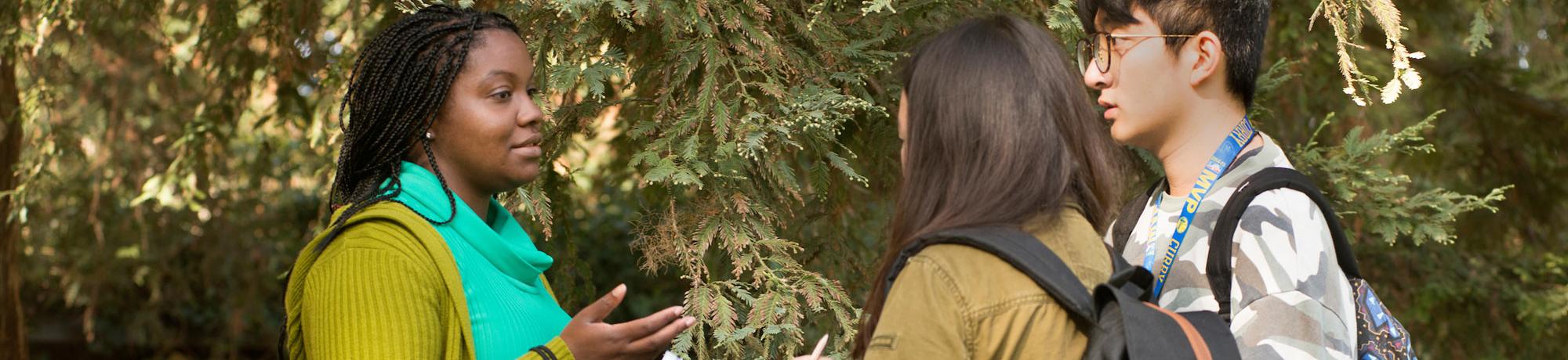 A PHD candidate discusses the Arboretum with students