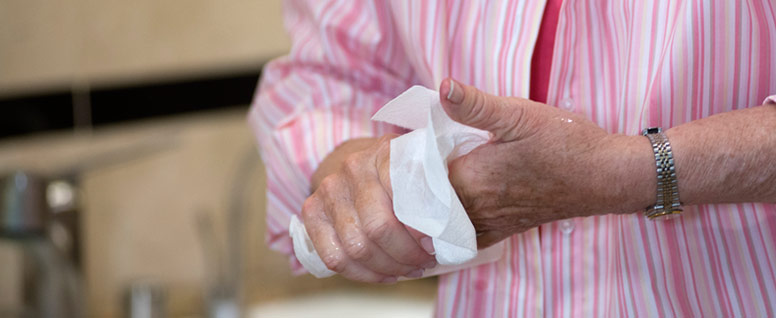  hands using a paper towel